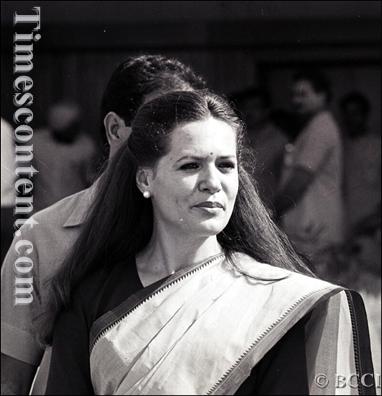 Young Sonia Rajiv Rahul Priyanka Indira Gandhi.jpg