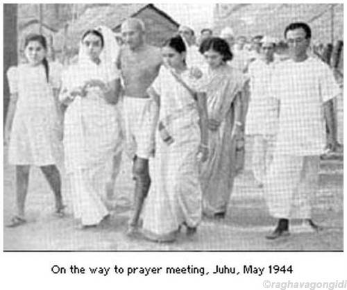 1_Very_Rare_Pictures_of_Mahatma_Gandhi_ji_(18).jpg