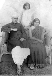 Family-Photograph-of-Jawaharlal-Nehru-with-Wife-Kamala-and-Daughter-Indira---1930's