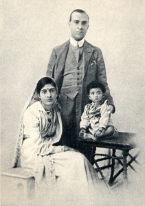 nehru_With daughter Indira Priyadarshani_1918
